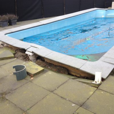 polyester zwembad dat door grondwater uit de grond is gedrukt